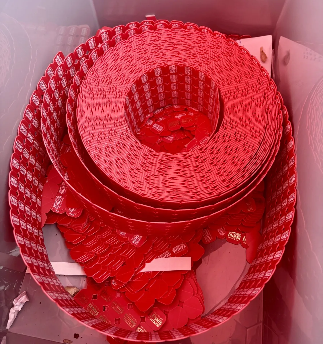 Een bak met plastic consumptiemunten